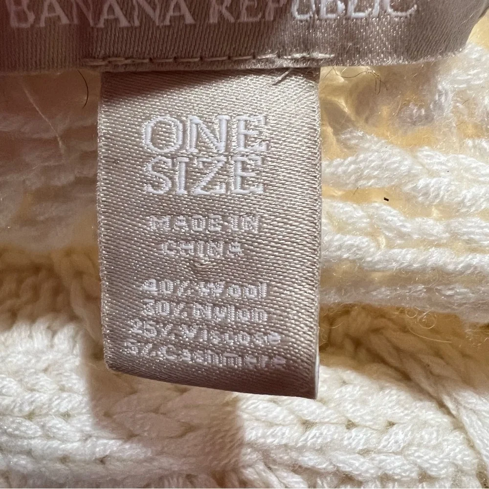 Banana Republics Cream Wool and Cashmere Blend Cable Knit Cowl Scarf